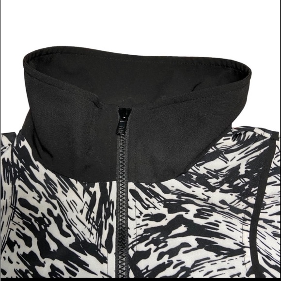 5/$25 Geometric Print Light Jacket Black White Zip Front  Pattern Activewear - Picture 5 of 7